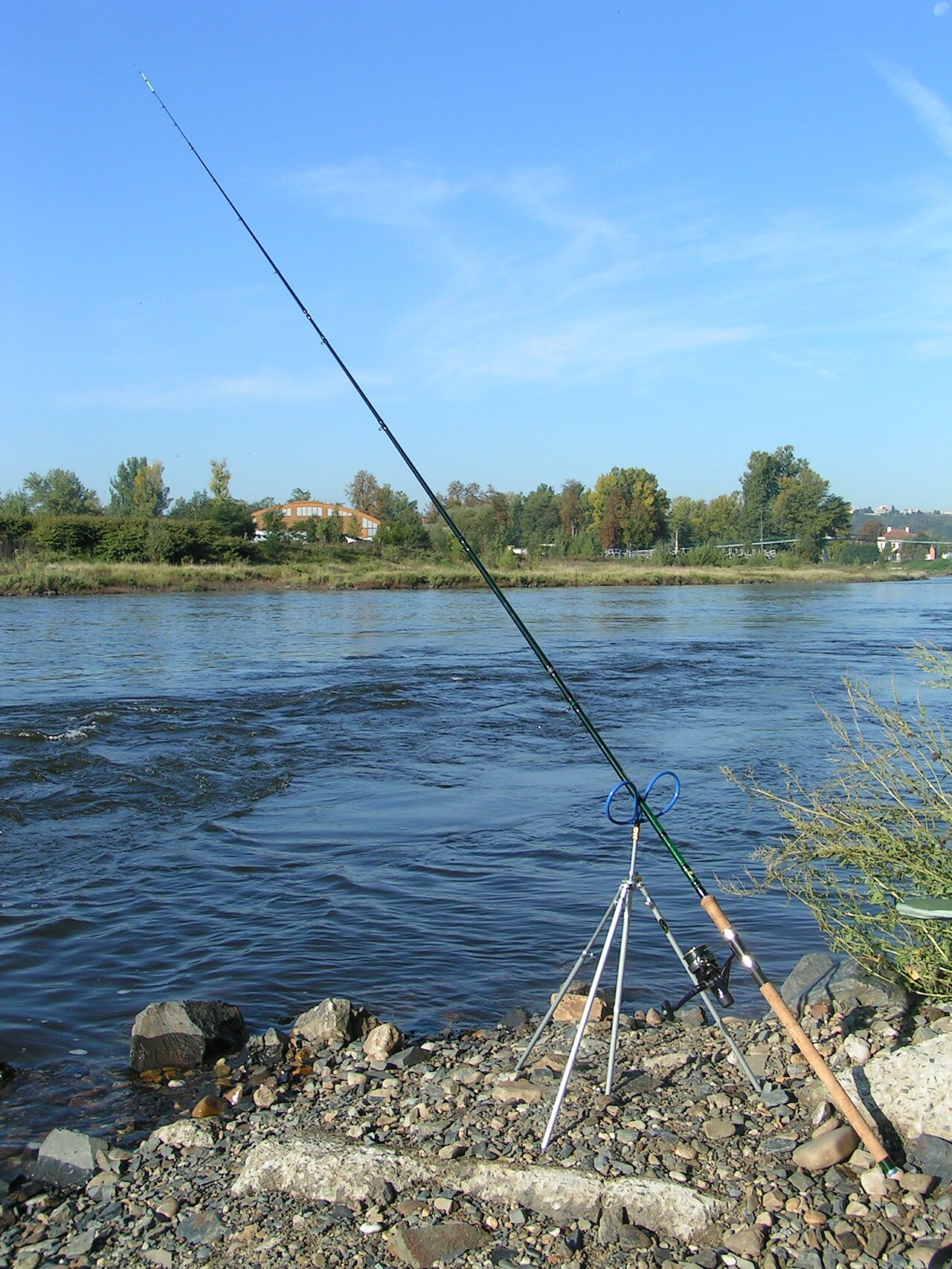 Фідерне вудилище на стійці біля річки